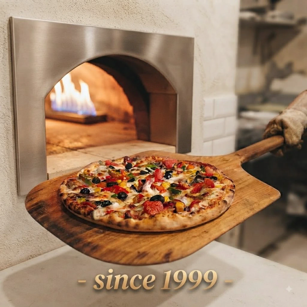 Alevli taş fırının önünde, ahşap kürek üzerinde yeni pişmiş bir Ravelli pizzası.